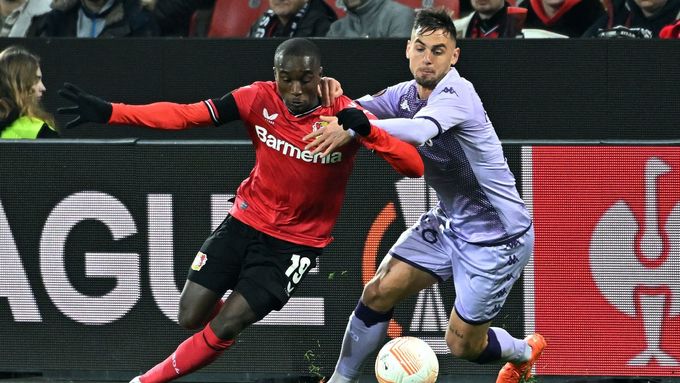 Moussa Diaby z Leverkusenu (vlevo) v souboji s Rubenem Aguilarem