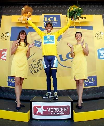 Alberto Contador a sličné hostesky