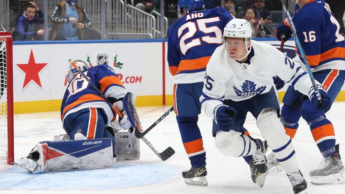 Ondřej Kaše z Toronta slaví svůj gól do sítě Islanders