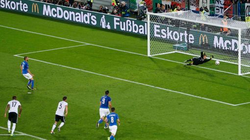 Euro 2016, Německo-Itálie: Leonardo Bonucci dává z penalty gól na 1:1