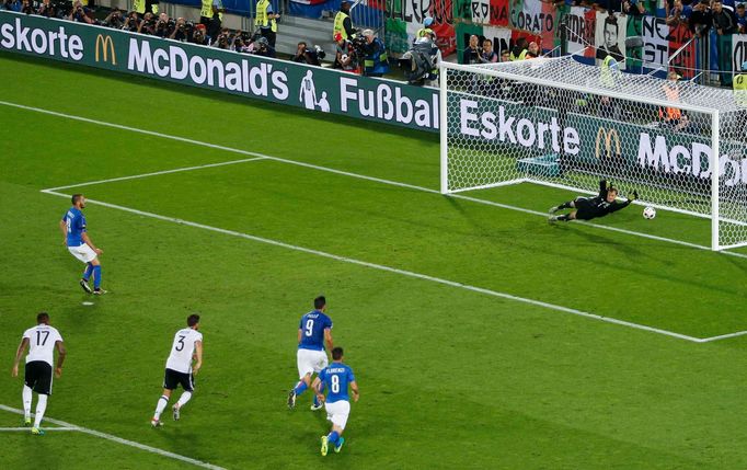 Euro 2016, Německo-Itálie: Leonardo Bonucci dává z penalty gól na 1:1