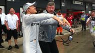 Nico Rosberg a Ross Brawn v deštivé pauze bavili diváky takovou zvláštní mexickou lnou.