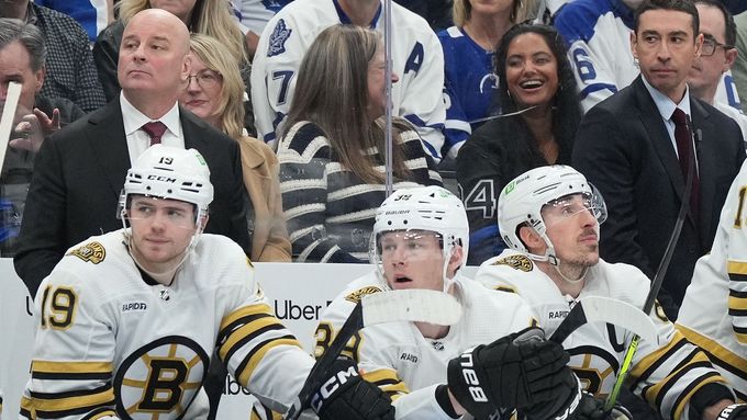 Jim Montgomery (vlevo) na lavičce Bostonu Bruins