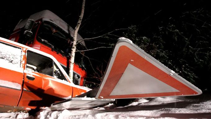 Kamion se dřevem havaroval při odbočování ze silnice číslo 9 z České Lípy na Mělník. Do příkopu smetl osobní auto, které čekalo na odbočení na hlavní silnici.