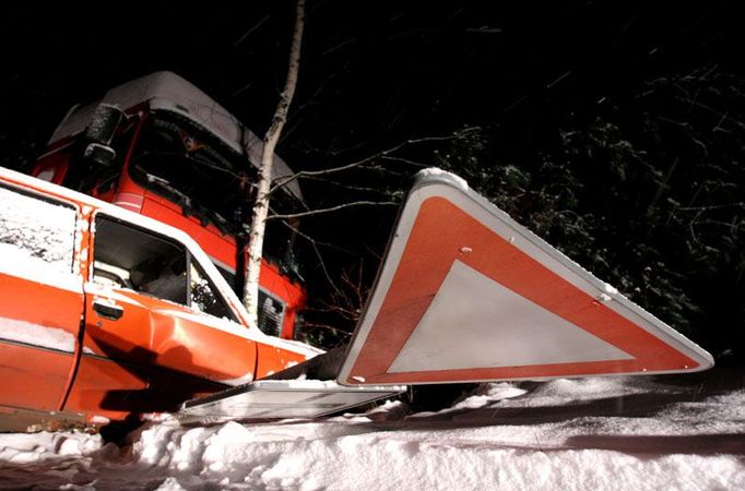 Kamion se dřevem havaroval při odbočování ze silnice číslo 9 z České Lípy na Mělník. Do příkopu smetl osobní auto, které čekalo na odbočení na hlavní silnici.