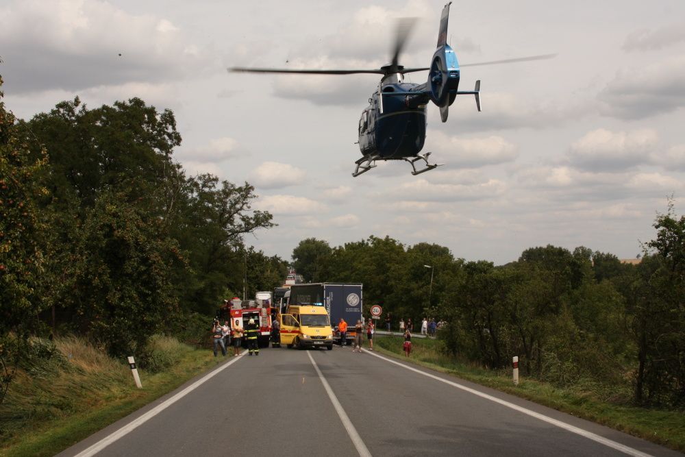 Hasiči vystřihávali řidiče dodávky, kterou srazil kamion