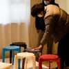 Umělec Kim Ha-neul vytváří stoličky z použitých roušek