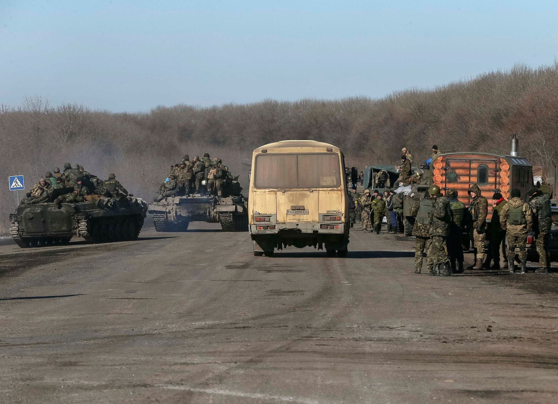 Ukrajinští vojáci v Artěmivsku na cestě z Debalceve