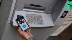 Bezkontaktní bankomat, platba mobilem - ilustrační foto