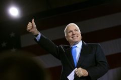 McCain chce svůj věk vynahradit tvrdou prací