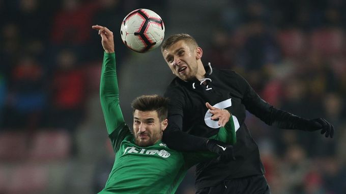 Michal Trávník a Uroš Radakovič v ligovém zápase Sparta - Jablonec.