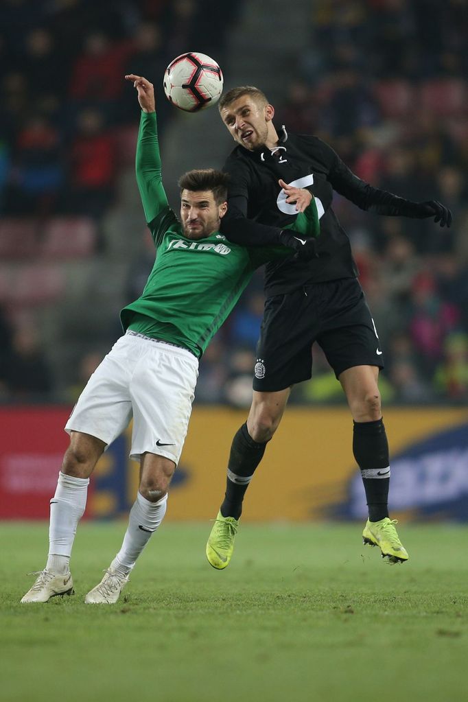 Michal Trávník a Uroš Radakovič v ligovém zápase Sparta - Jablonec.