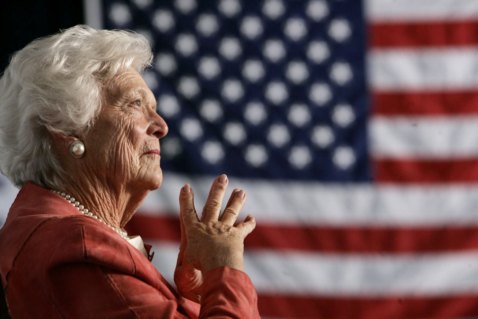 Barbara Bushová a americká vlajka