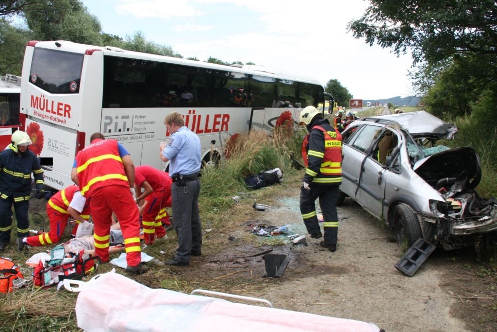 Nehoda autobusu, kamionu a osobního auta