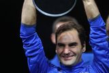Je náš! Roger Federer právě zvedl nad hlavu vítěznou trofej Laver Cupu, který sám vymyslel. Podívejte se na nejhezčí fotky z víkendu v O2 areně.