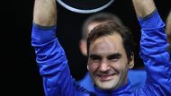 Je náš! Roger Federer právě zvedl nad hlavu vítěznou trofej Laver Cupu, který sám vymyslel. Podívejte se na nejhezčí fotky z víkendu v O2 areně.