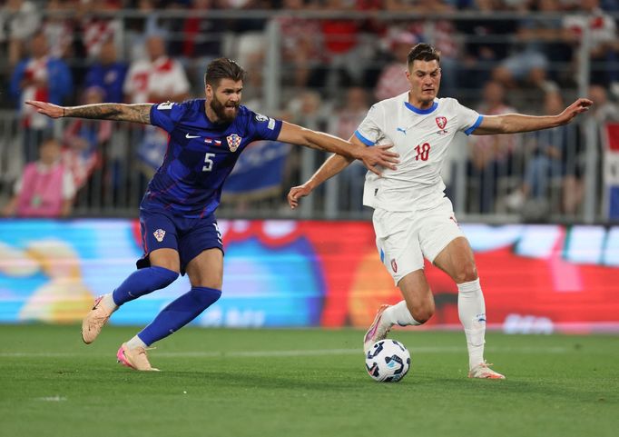 Patrik Schick (vpravo) v utkání kvalifikace MS 2026 Chorvatsko - Česko