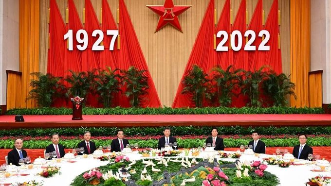Oslava výročí čínské komunistické armády.