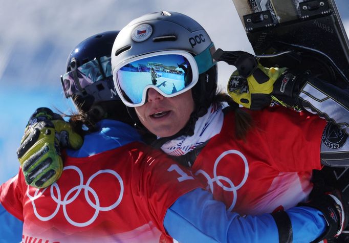 Ester Ledecká se zdraví s Italkou Nadyou Ochnerovou po osmifinále