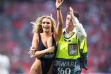 Kinsey Wolanská se proslavila tím, že vběhla na hřiště během finále Ligy mistrů Tottenham - Liverpool.