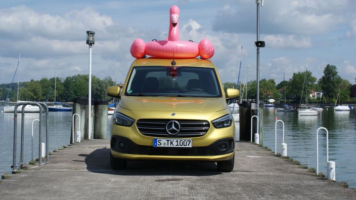 Postaru se žít dá. První jízda s plameňákem a novou osobní dodávkou Mercedesem T; Zdroj foto: Jakub Stehlík