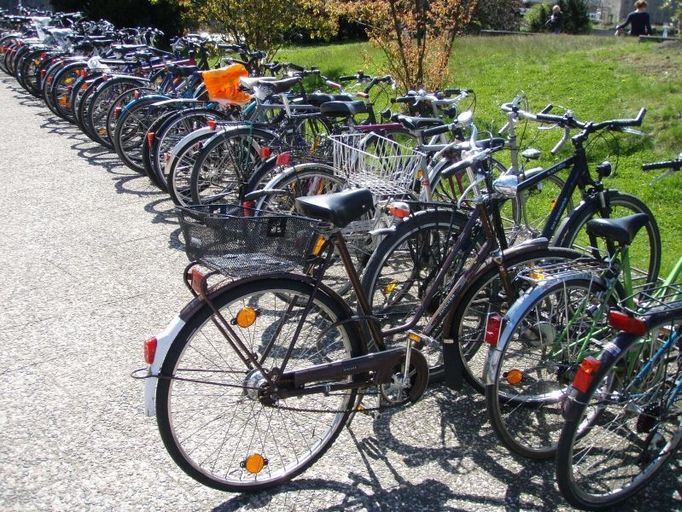 Berlíňané jsou vášnivými cyklisty. Svědčí o tom i stovky stojanů v parčíku před knihovnou.