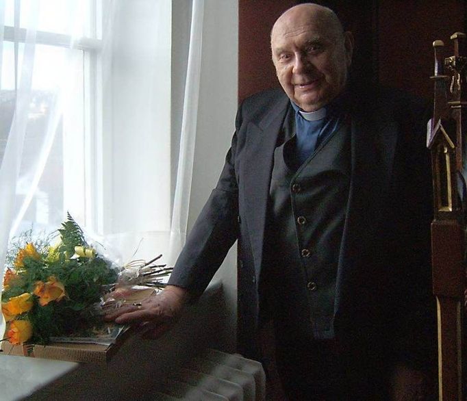Pamětník Gustav Čejka - katolický kněz, vyšehradský kanovník, člen kolaborantského sdružení Pacem in terris a aktivní spolupracovník StB.