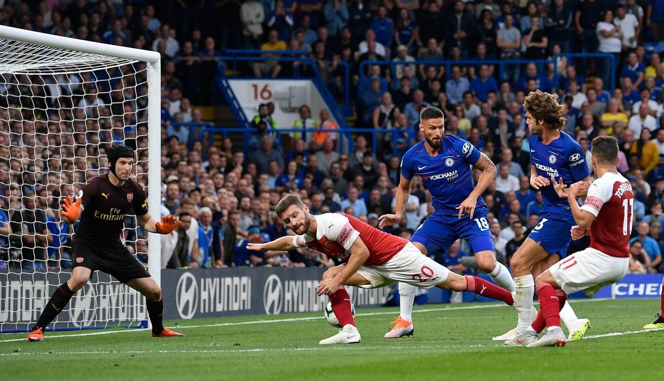 2. kolo Premier League 2018/19, Chelsea - Arsenal: Marcos Alonso z Chelsea střílí Petru Čechovi gól na 3:2.