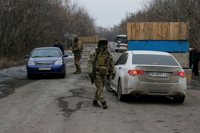 Jak se žije běžným lidem na Ukrajině v oblastech, kde na dohled jsou vedle sebe vládní vojáci a ozbrojenci proruských separatistů.