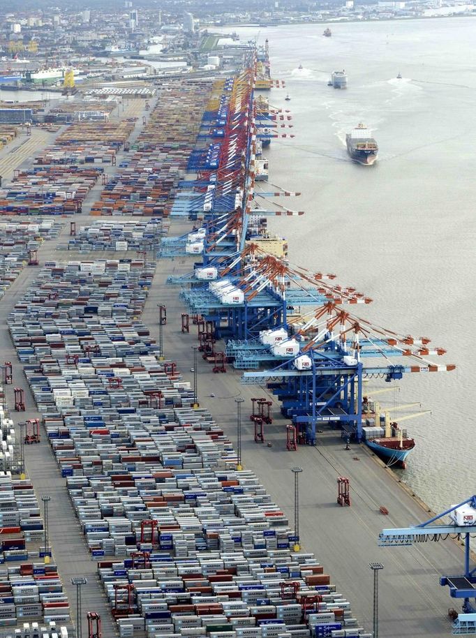 Shipping terminals and containers are pictured in the harbour of the northern German of Bremerhaven on the banks of the river Elbe, late October 8, 2012. Export vehicles from Europe are transported to all parts of the world through Bremerhaven, which is one of the biggest automobile ports in the world. REUTERS/Fabian Bimmer (GERMANY - Tags: TRANSPORT BUSINESS INDUSTRIAL) Published: Říj. 9, 2012, 2:21 odp.