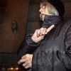 Jaroslava Moserová u pamětní desky Jana Palacha