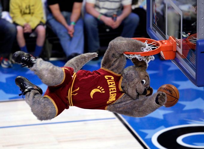 Maskot týmu Cleveland Cavaliers zavěsil koš během pauzy zápasu BBVA Rising Stars Challenge víkendu NBA All-Star v Orlandu na Floridě, 24. února 2012. REUTERS/Kevin Kolczynski