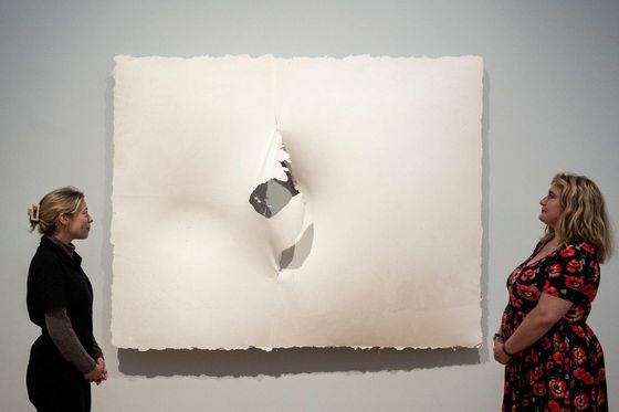 Rozměrné, bílé plátno Márie Bartuszové s otrhanými okraji odkazuje na umělce Lucia Fontanu.