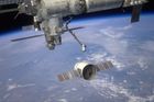 Trojice astronautů se vrací po půl roce z vesmírné mise