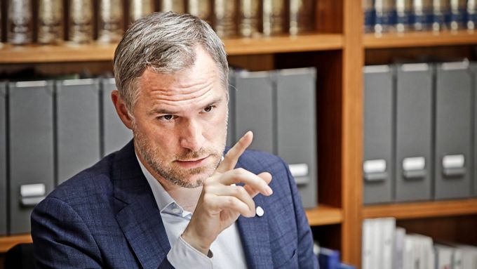 Zastupitel hnutí ANO Radomír Nepil nadával pirátskému náměstkovi Zdeňkovi Hřibovi. Vulgarismy jako "č*rák" či "idiot" zachytil mikrofon.