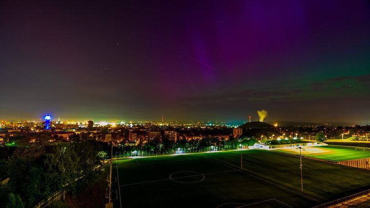 Úžasná podíváná. Čtenáři Aktuálně.cz fotili polární záři napříč republikou