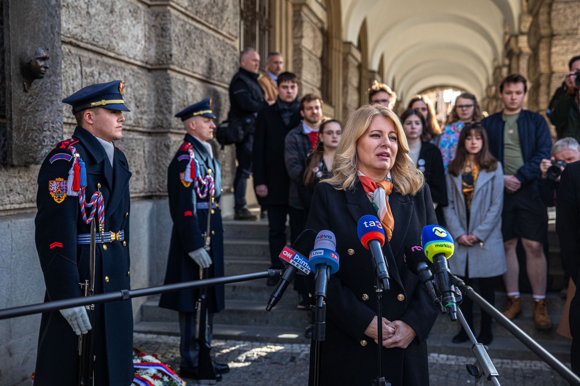 Slovenská prezidentka Zuzana Čaputová před Filozofickou fakultou v Praze