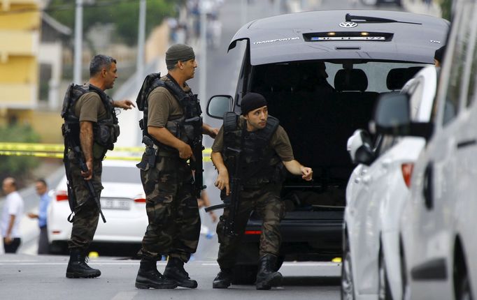 Příslušníci zásahové jednotky turecké policie v Istanbulu.