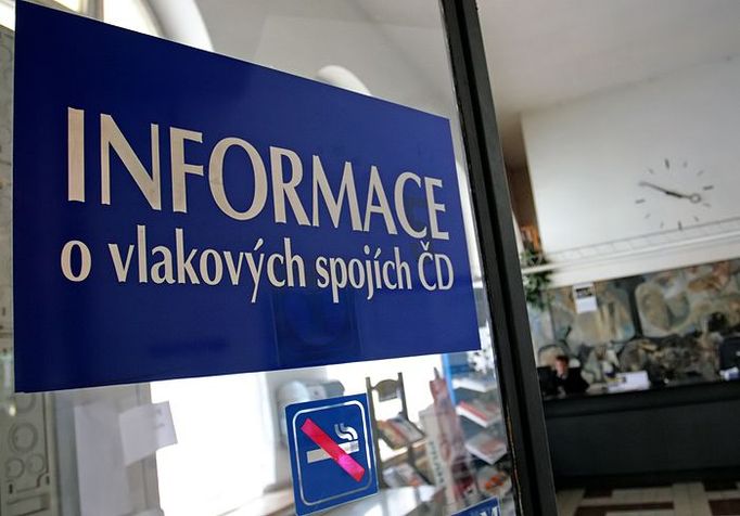 Pokladní údajně nemohou vysvětlovat celý systém slev. O síťových jízdenkách by se cestující měli dozvědět na informacích Českých drah.