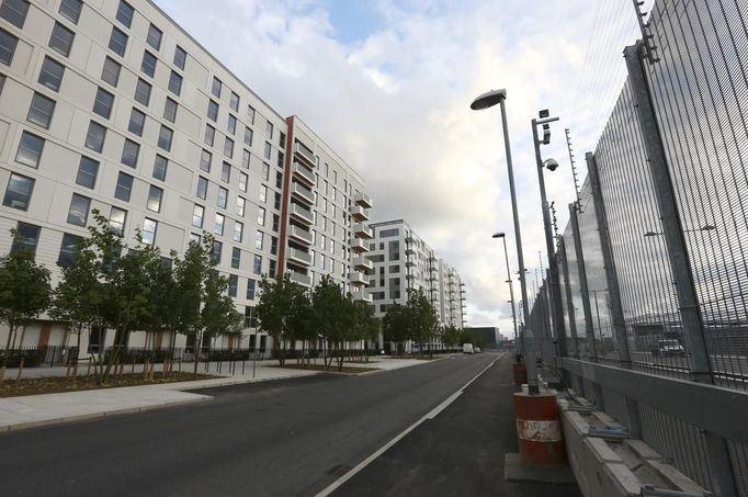 Perimeter fencing of the Olympic Village, built for the London 2012 Olympic Games, is seen in Stratford, east London on June 29, 2012. The village will accomodate up to 16,000 athletes and officials from more than 200 nations. Picture taken June 29, 2012. REUTERS/Olivia Harris (BRITAIN - Tags: SPORT BUSINESS CONSTRUCTION CITYSPACE OLYMPICS) Published: Čer. 30, 2012, 12:30 odp.