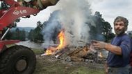 V Bílém kostele nad Nisou na Liberecku, obci kde byla zaplavena drtivá většina domů všech 840 obyvatel,  mají taky bagr. Zapůjčil ho dobrovolník ze sousední vsi k tomu, aby vyvážel z domácností zahnívající nábytek. "A vojáci? Ti mě žádali, abych jim pomohl tahat džípa!" zlobí se nepříčetný vesničan.