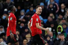 Manchesterské derby vyhráli United, do finále ale proklouzlo City. Může obhájit pohár