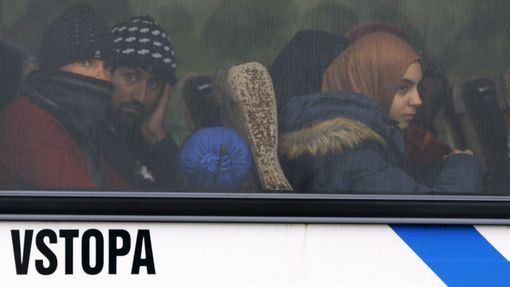 Autobusy převážející migranty na chorvatsko-slovinské hranici v Levandě.