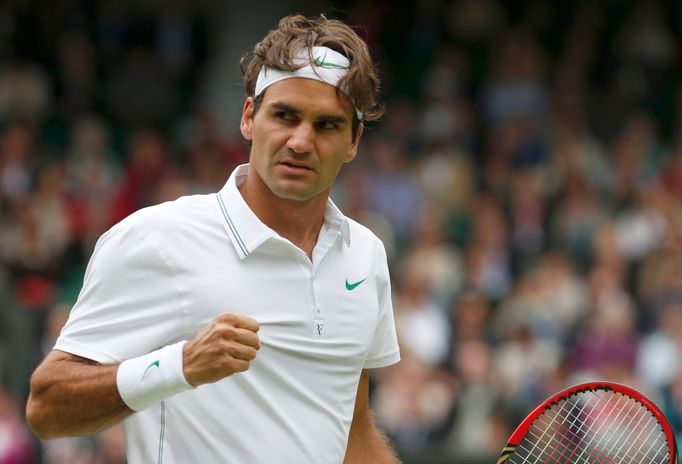 Švýcarský tenista Roger Federer se raduje v utkání s Belgičanem Xavierem Malissem v osmifinále Wimbledonu 2012.