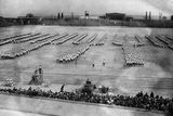 Na této fotografii je zaznamenána dělnická olympiáda z roku 1926. Sešlo se na ní 133 tisíc diváků.