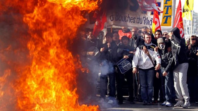 Francouzi vyšli do ulic. Chtějí zastavit penzijní reformu