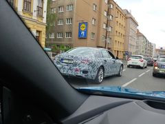Prototyp Mercedesu třídy S v pražských ulicích.