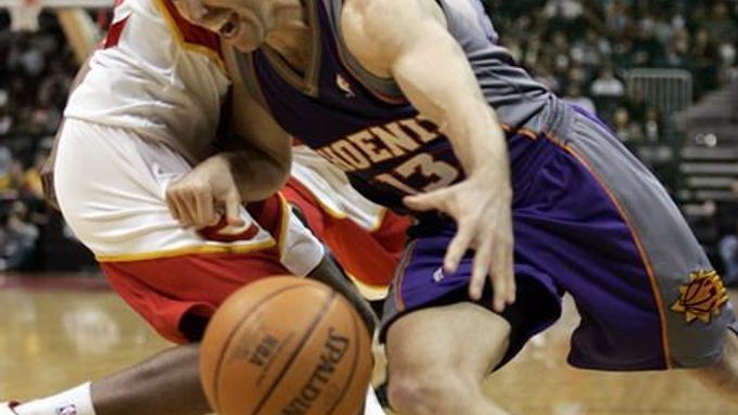 Steve Nash z Phoenixu v plné rychlosti proráží blok hráče Atlanty Speedy Claxtona.