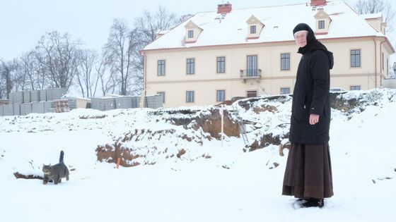 Řeholnice na traktoru i s motorovkou. Bosé karmelitky staví nový klášter v Drastech