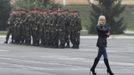 A woman visitor passes a platoon of freshly drafted recruits at the parade square of an infantry unit camp based in Kiev October 15, 2012. REUTERS/Gleb Garanich (UKRAINE - Tags: MILITARY TPX IMAGES OF THE DAY SOCIETY) Published: Říj. 15, 2012, 12:23 odp.